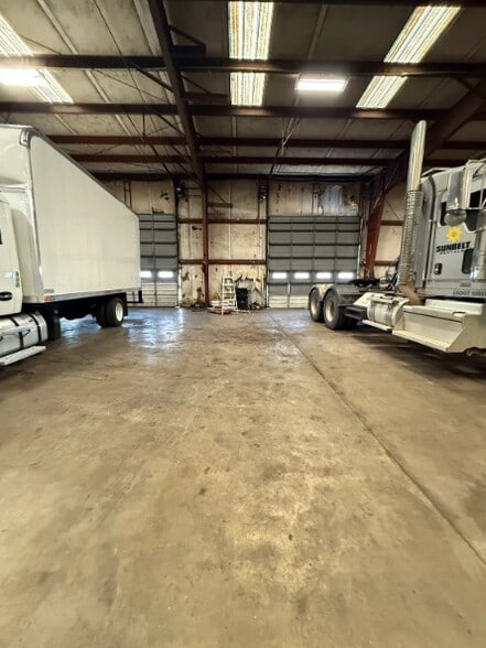 1060 Grimmett Dr, Shreveport, LA for lease - Interior Photo - Image 3 of 9