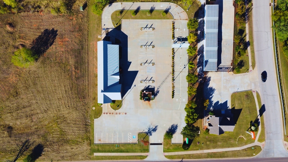 1821 E Memorial Rd, Oklahoma City, OK for lease - Building Photo - Image 3 of 3