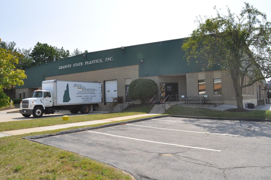 15-17 Tinker Ave, Londonderry, NH for sale - Building Photo - Image 1 of 1