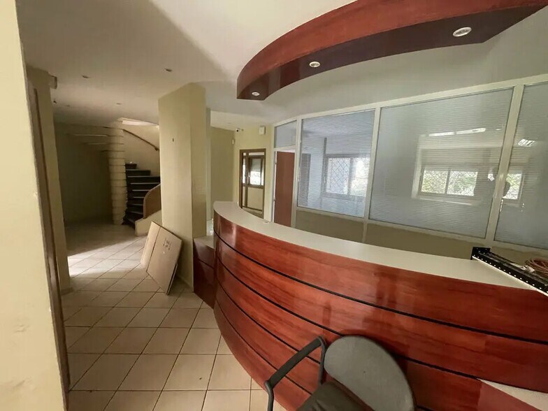 Office in Lyon for lease - Interior Photo - Image 3 of 12