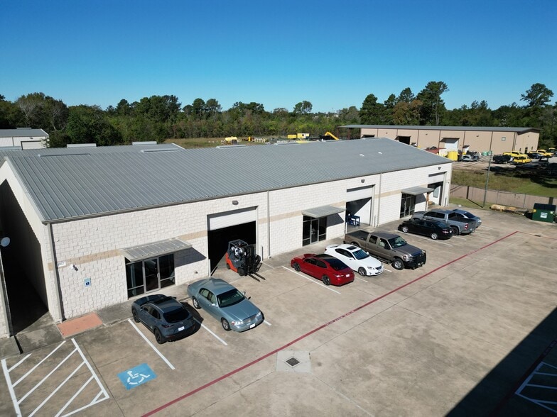 702 S Persimmon St, Tomball, TX for lease - Building Photo - Image 3 of 7