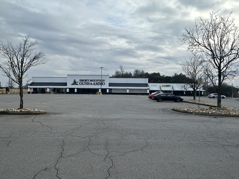 6213-6221 Riverview Crossing Dr, Knoxville, TN for lease - Building Photo - Image 2 of 8