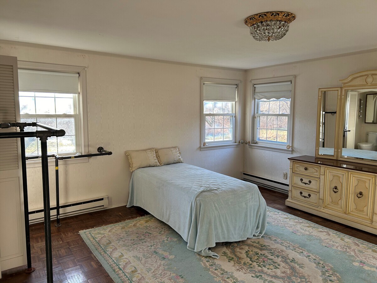 70 Southampton Rd, Holyoke, MA 01040 70 Southampton Road