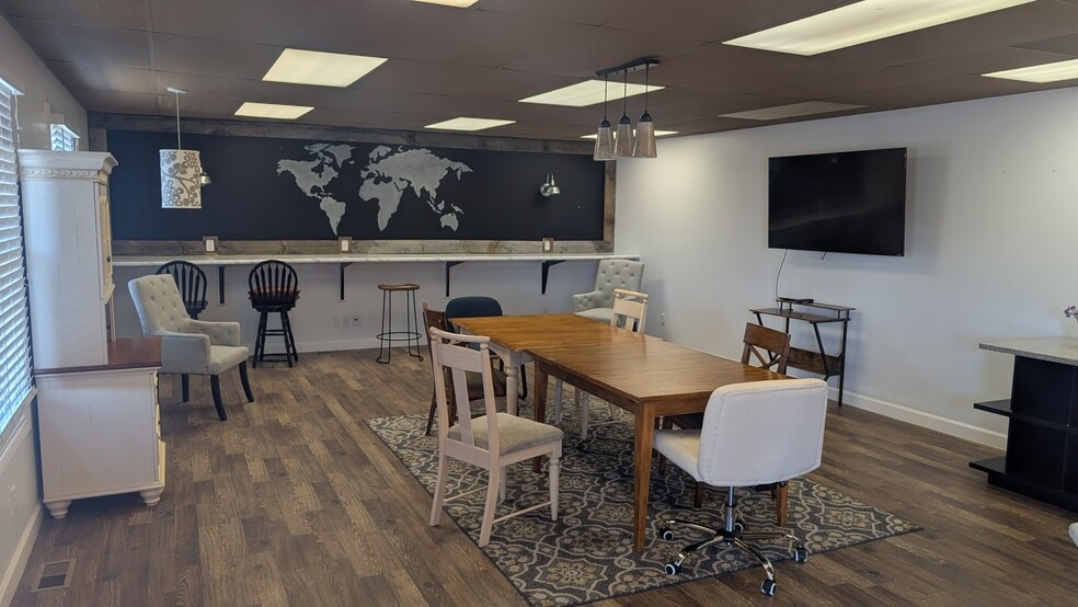 202 S Eldorado Rd, Bloomington, IL for sale - Building Photo - Image 2 of 5