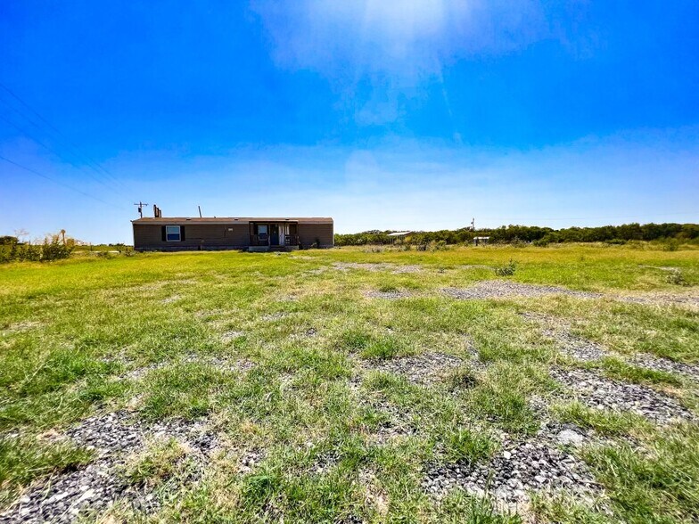 15971 IH35, Moore, TX 78057