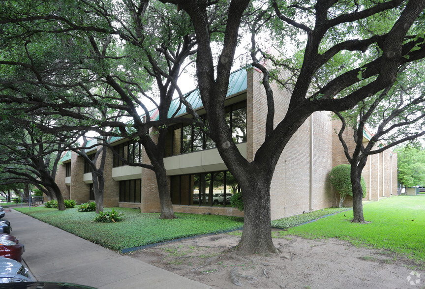 2630 West Fwy, Fort Worth, TX for lease - Building Photo - Image 1 of 8