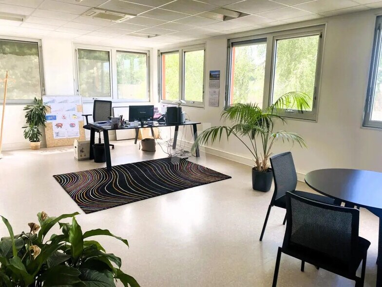 Flex in Ris-Orangis for lease - Interior Photo - Image 3 of 13