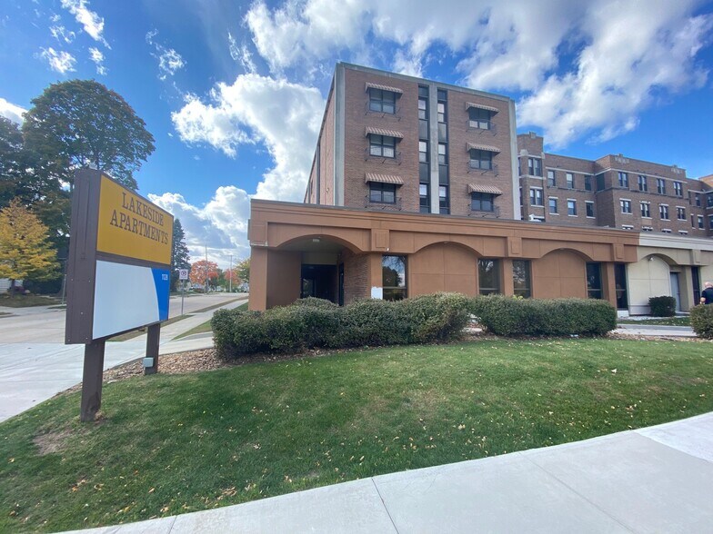 1128 E Parkway Ave, Oshkosh, WI for sale - Primary Photo - Image 1 of 1