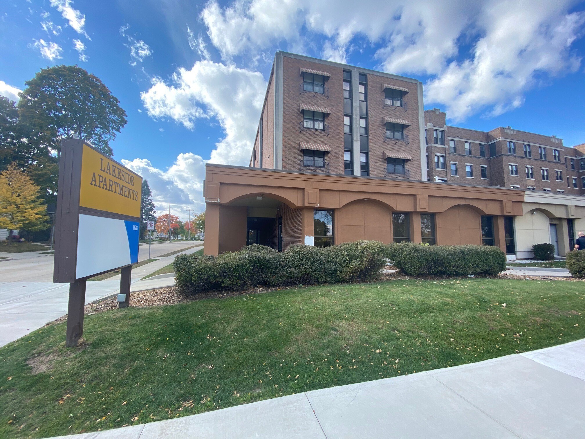 1128 E Parkway Ave, Oshkosh, WI for sale Primary Photo- Image 1 of 1