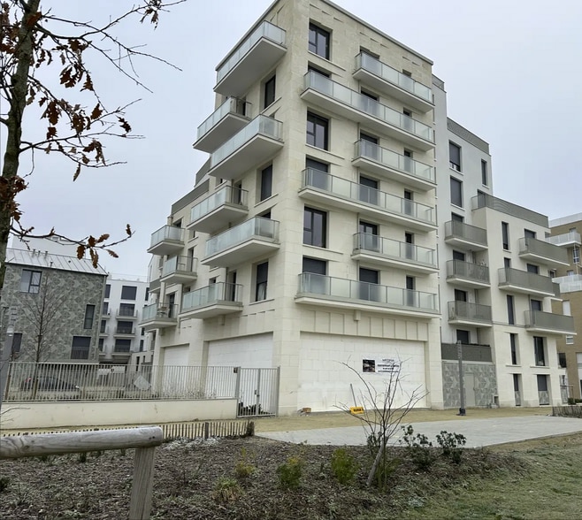 2 Rue Benoîte Groult, Bondy for lease - Primary Photo - Image 1 of 2