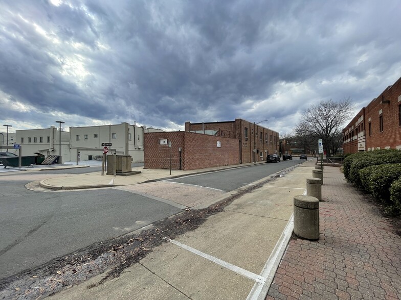 2423-2425 Mount Vernon Ave, Alexandria, VA for lease - Building Photo - Image 3 of 6