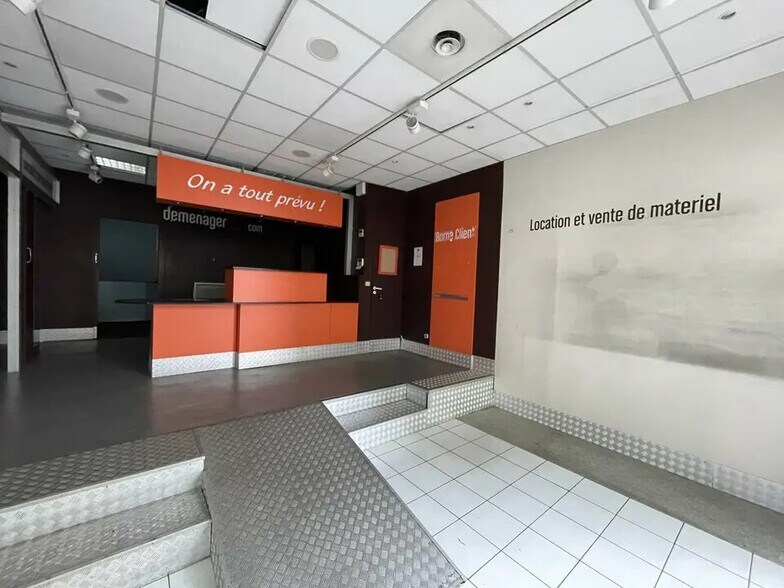 Retail in Lyon for lease - Interior Photo - Image 2 of 3