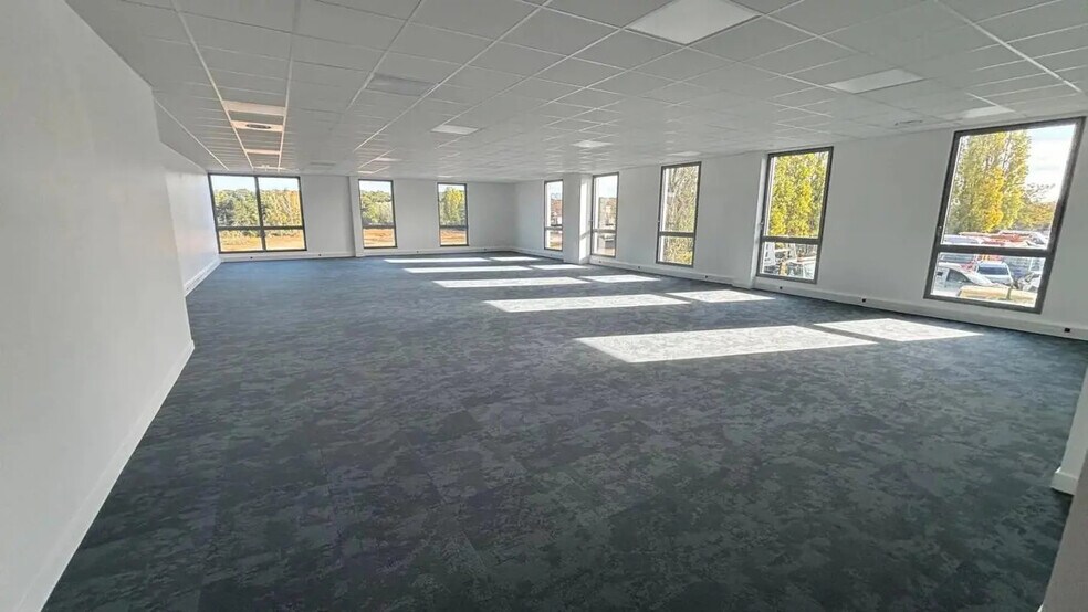 44 Rue Pierre Curie, Plaisir for lease - Building Photo - Image 1 of 12