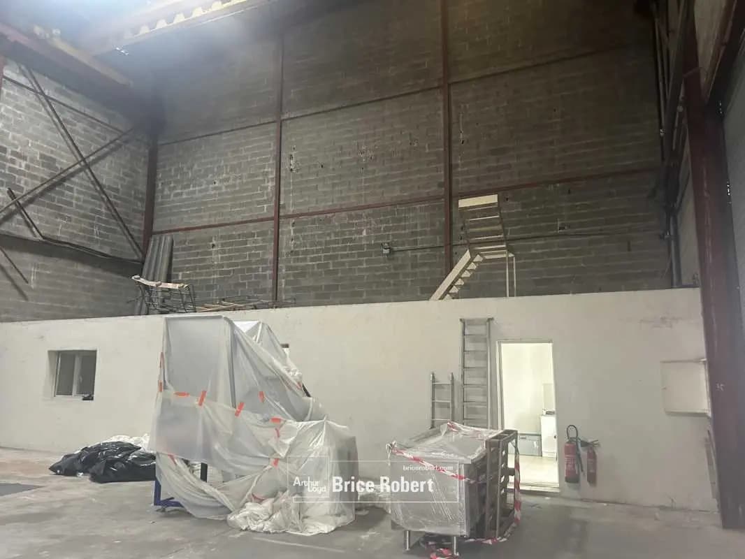 Office in Vaulx-en-Velin for lease Building Photo- Image 1 of 2