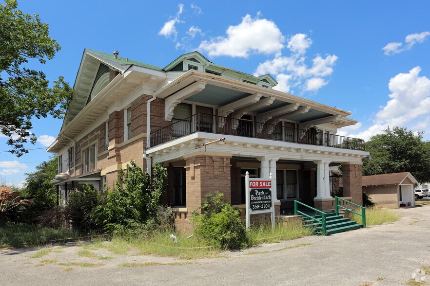 201 E Houston St, Beeville, TX 78102