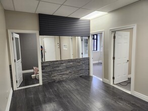 1107 Lorne Park Rd, Mississauga, ON for lease Interior Photo- Image 1 of 1