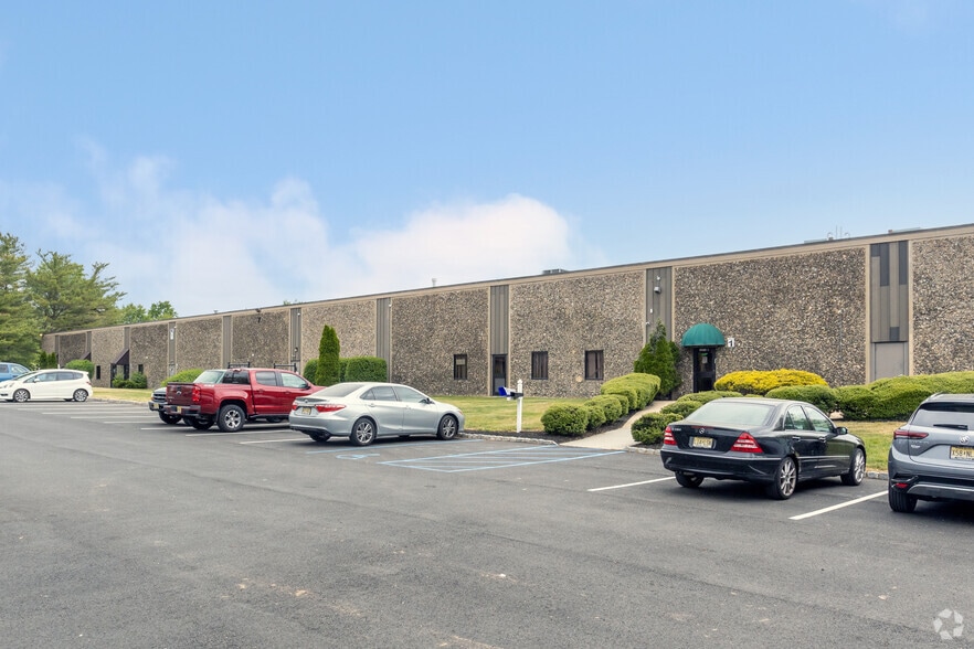 920 State Route 33, Freehold, NJ for lease - Primary Photo - Image 2 of 18