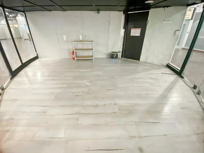 Retail in Paris for lease - Building Photo - Image 3 of 4