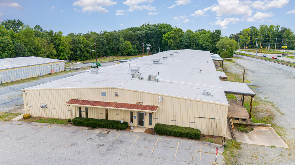 5275 Glenola Industrial Dr, High Point, NC for lease - Building Photo - Image 1 of 9