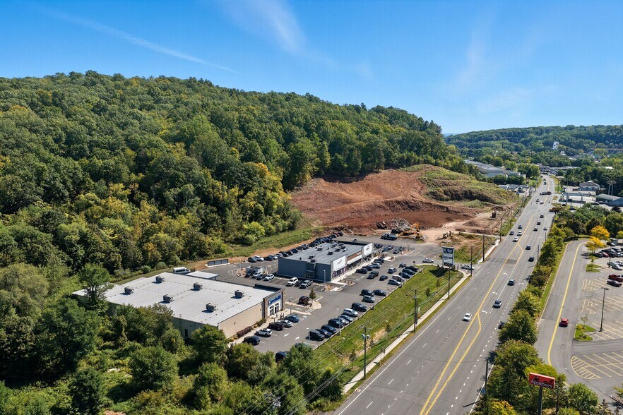 297-305 New Britain Avenue, Plainville, CT for lease - Building Photo - Image 3 of 10