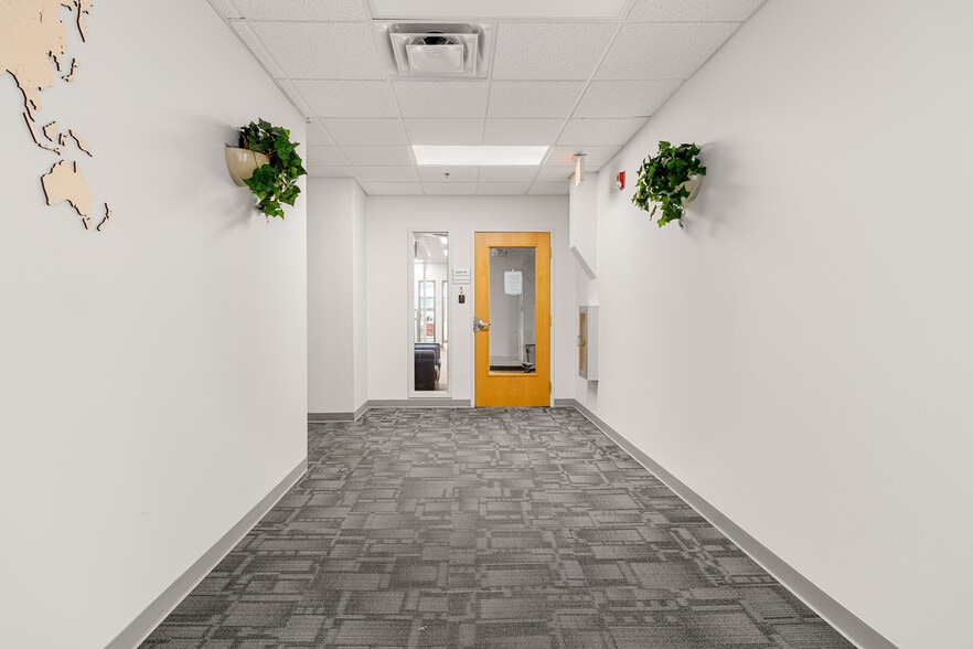 4 Preston Ct, Bedford, MA for sale - Interior Photo - Image 2 of 21