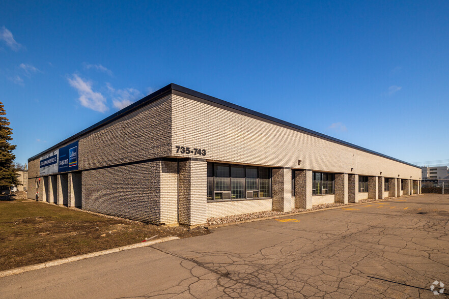 735-745 Av Renaud, Dorval, QC for lease - Primary Photo - Image 1 of 6