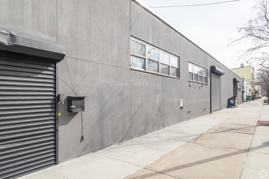 300 Kingsland Ave, Brooklyn, NY for lease - Building Photo - Image 2 of 10