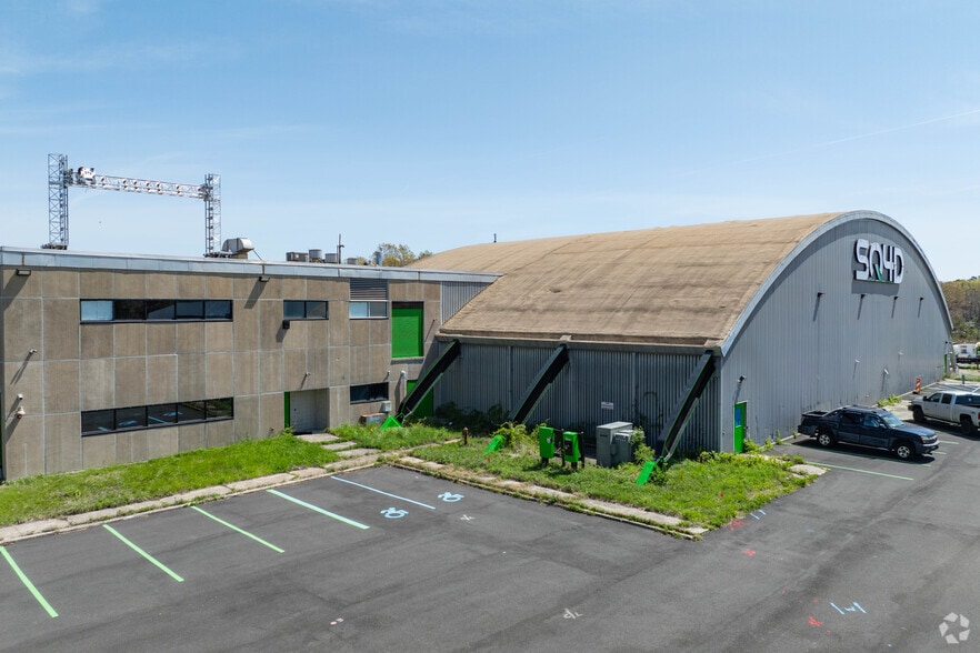 400 David Ct, Calverton, NY for sale - Primary Photo - Image 1 of 1