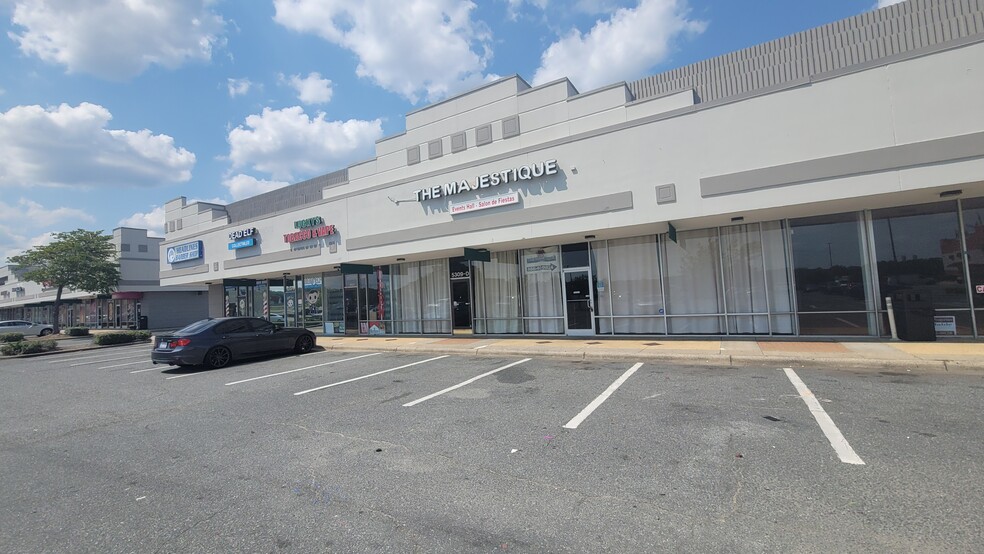 5301-5323 E Independence Blvd, Charlotte, NC for lease - Building Photo - Image 2 of 9