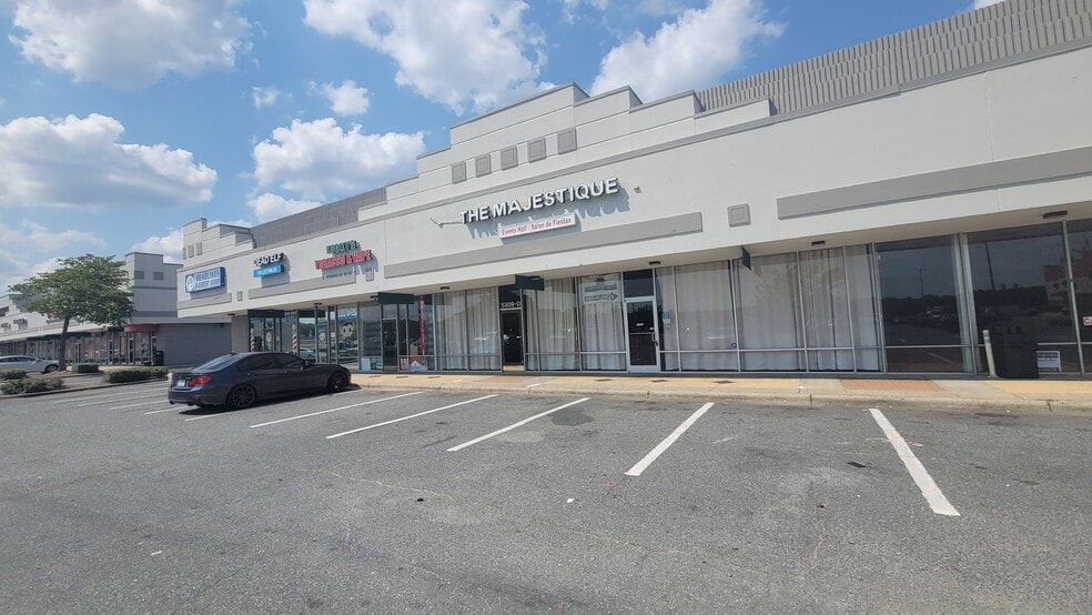 5301-5323 E Independence Blvd, Charlotte, NC for lease - Building Photo - Image 3 of 9