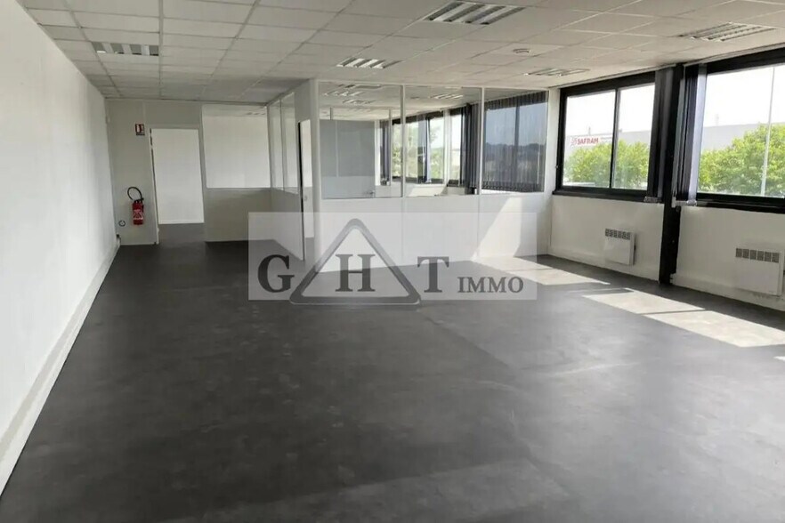 Industrial in Senlis for sale - Building Photo - Image 3 of 3