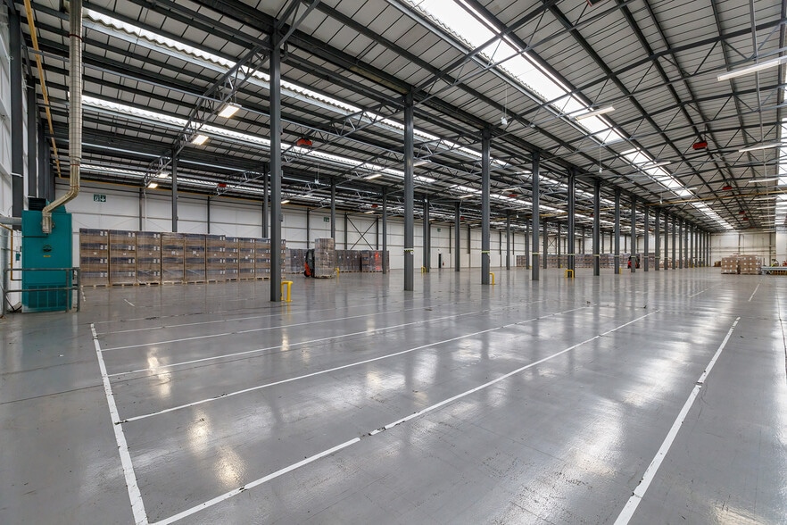 73 Mercers Dr, Milton Keynes for lease - Interior Photo - Image 2 of 11