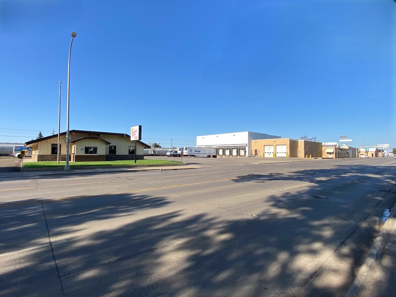 1207 E Main Ave, Bismarck, ND for sale - Primary Photo - Image 1 of 9