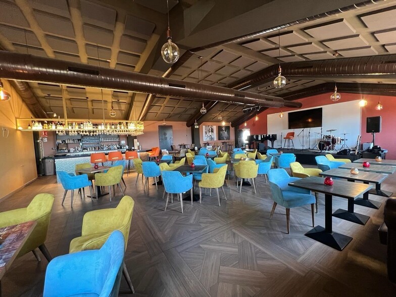 Retail in Estepona for sale - Building Photo - Image 3 of 18