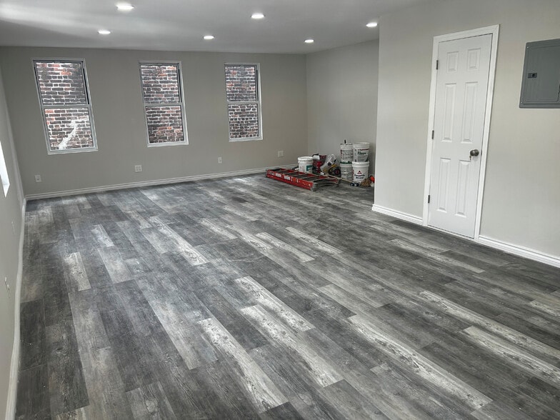 82-20 Roosevelt Ave, Jackson Hts, Jackson Heights, NY for lease - Interior Photo - Image 3 of 18