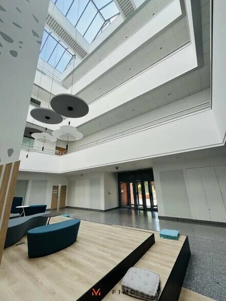 Office in Guyancourt for lease - Interior Photo - Image 2 of 4