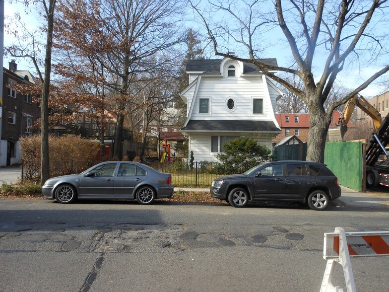 8280 116th St, Kew Gardens, NY 11418