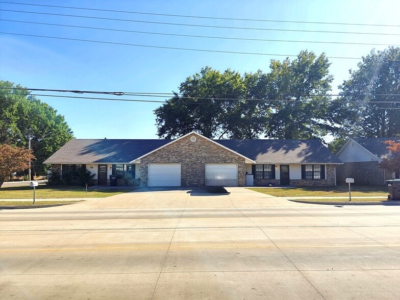 1133 W 4th St, Tahlequah, OK for sale - Primary Photo - Image 1 of 31
