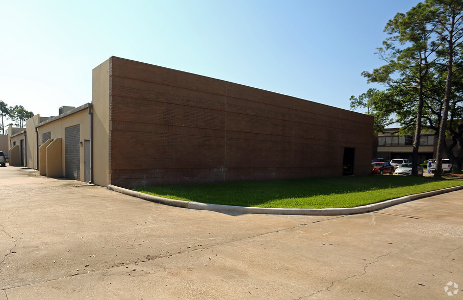 9802 Whithorn Dr, Houston, TX for lease - Building Photo - Image 2 of 8