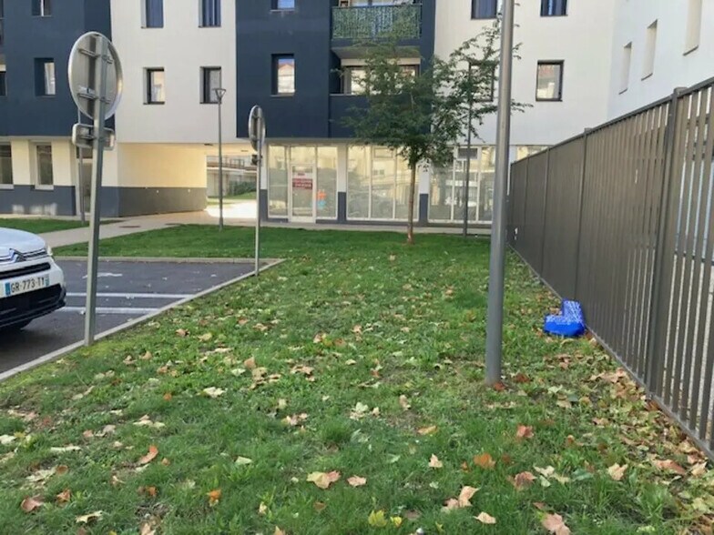 Retail in Trappes for lease - Building Photo - Image 2 of 9