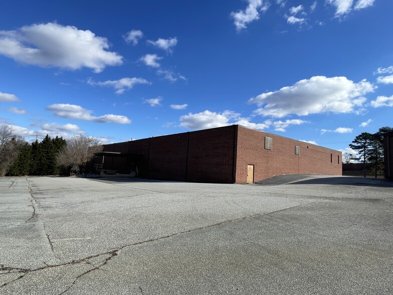 1920 W Green Dr, High Point, NC for lease - Building Photo - Image 3 of 28