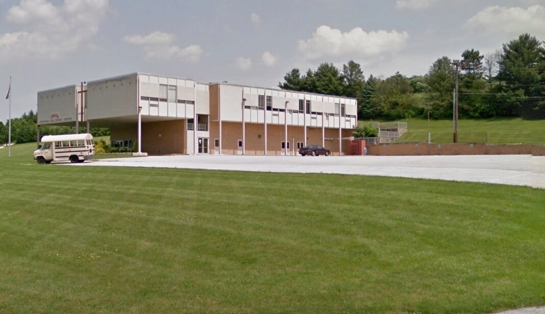 7 Maple St, Seven Valleys, PA 17360