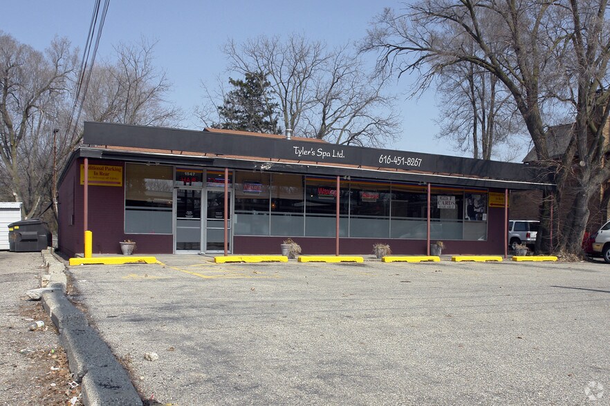 1545-1547 Leonard St NE, Grand Rapids, MI for sale - Primary Photo - Image 1 of 1
