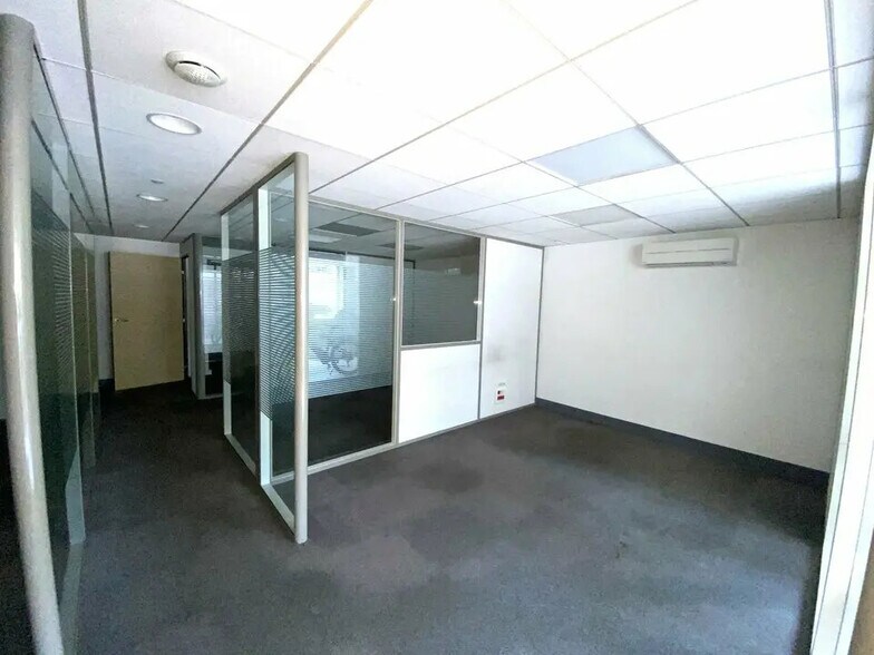 Retail in Antibes for lease - Interior Photo - Image 3 of 8