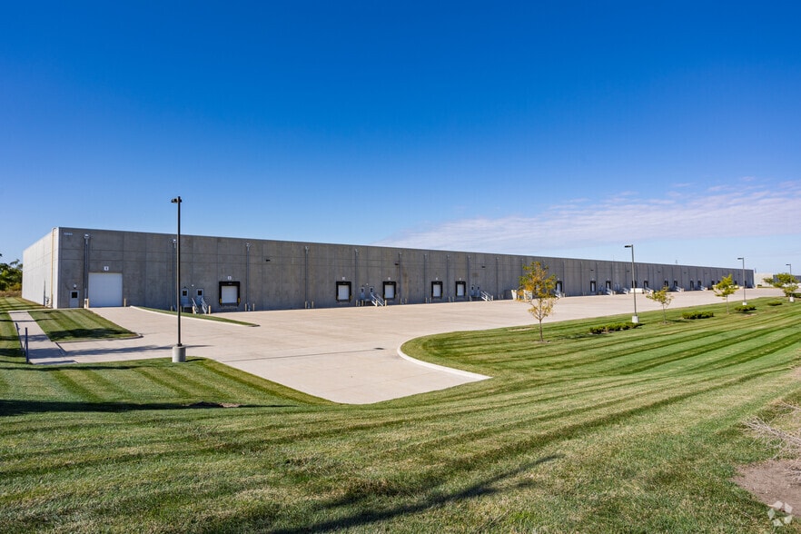 5844 NE 19th St, Des Moines, IA for lease - Primary Photo - Image 1 of 4