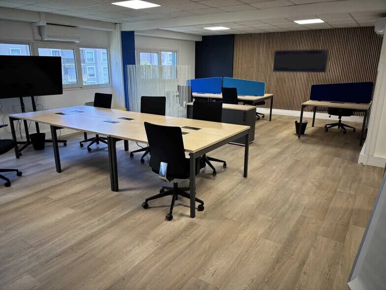 Office in Lyon for lease - Interior Photo - Image 2 of 6