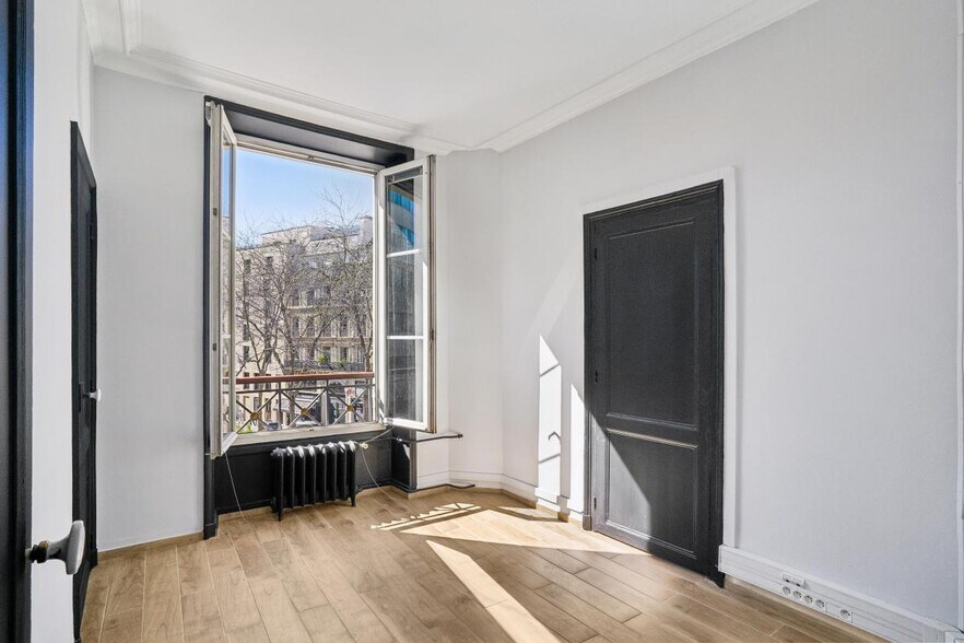 Office in Paris for lease - Interior Photo - Image 2 of 10
