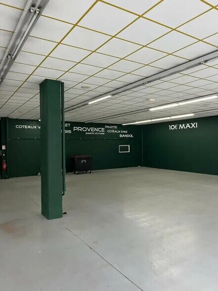 Retail in Vallauris for lease - Interior Photo - Image 2 of 7