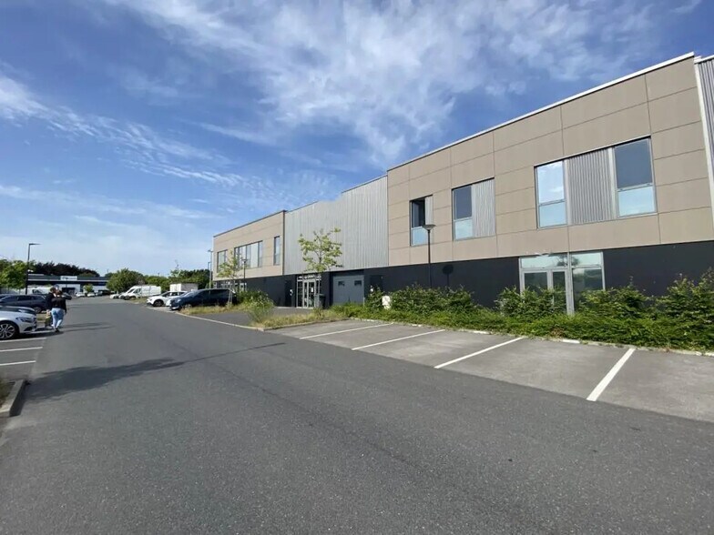 Office in Lesquin for lease - Building Photo - Image 2 of 21