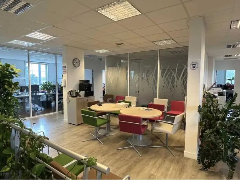 Route De L'orme Des Merisiers, Saint-Aubin for lease - Interior Photo - Image 3 of 4